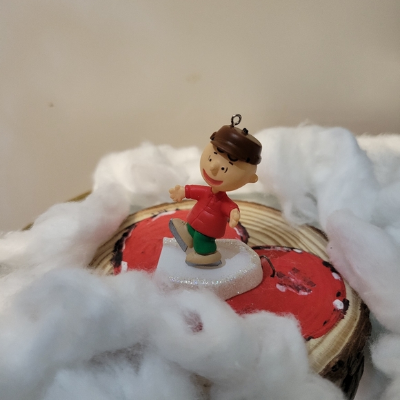 Hallmark Keepsake Charlie Brown on Ice  The Peanuts Gang - Picture 9 of 9